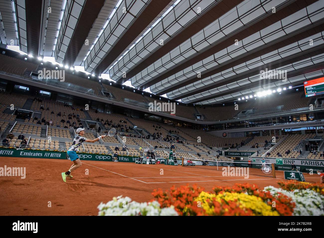 Aurelien Morissard / IP3; Jannik SINNER (ITA) spielt eine Vorhand gegen David GOFFIN (Bel) auf dem Philippe-Chatrier-Platz des French Open-Tennisturniers bei Roland Garros in Paris, Frankreich, 27.. Juni 2020. Stockfoto