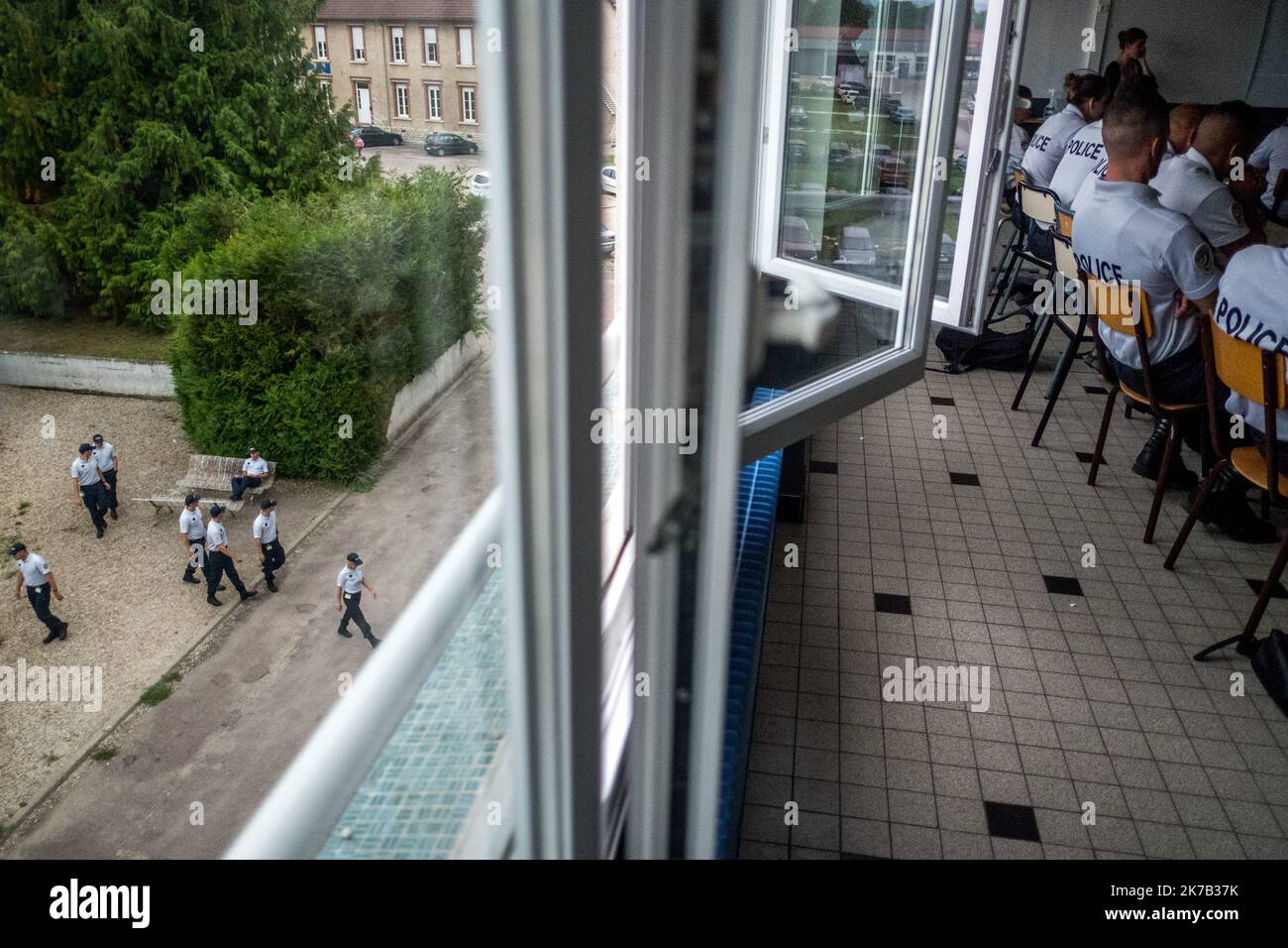 ©Michael Bunel / Le Pictorium/MAXPPP - Michael Bunel / Le Pictorium - 24/08/2017 - Frankreich / Bourgogne-Franche-Comte / Sens - des eleves de l'ecole de Police sont en Pause cigarette alors que la 244 eme Promotion d'eleves gardiens de la paix est en cours. 24 Aout 2017. Sens. Frankreich. / 24/08/2017 - Frankreich / ? Bourgogne-Franche-Comte ? / ? Sens ? - Polizeischüler befinden sich in einer Zigarettenpause, während die Förderung von Friedenstruppen 244. im Gange ist. 24. August 2017. Sens. Frankreich. Stockfoto