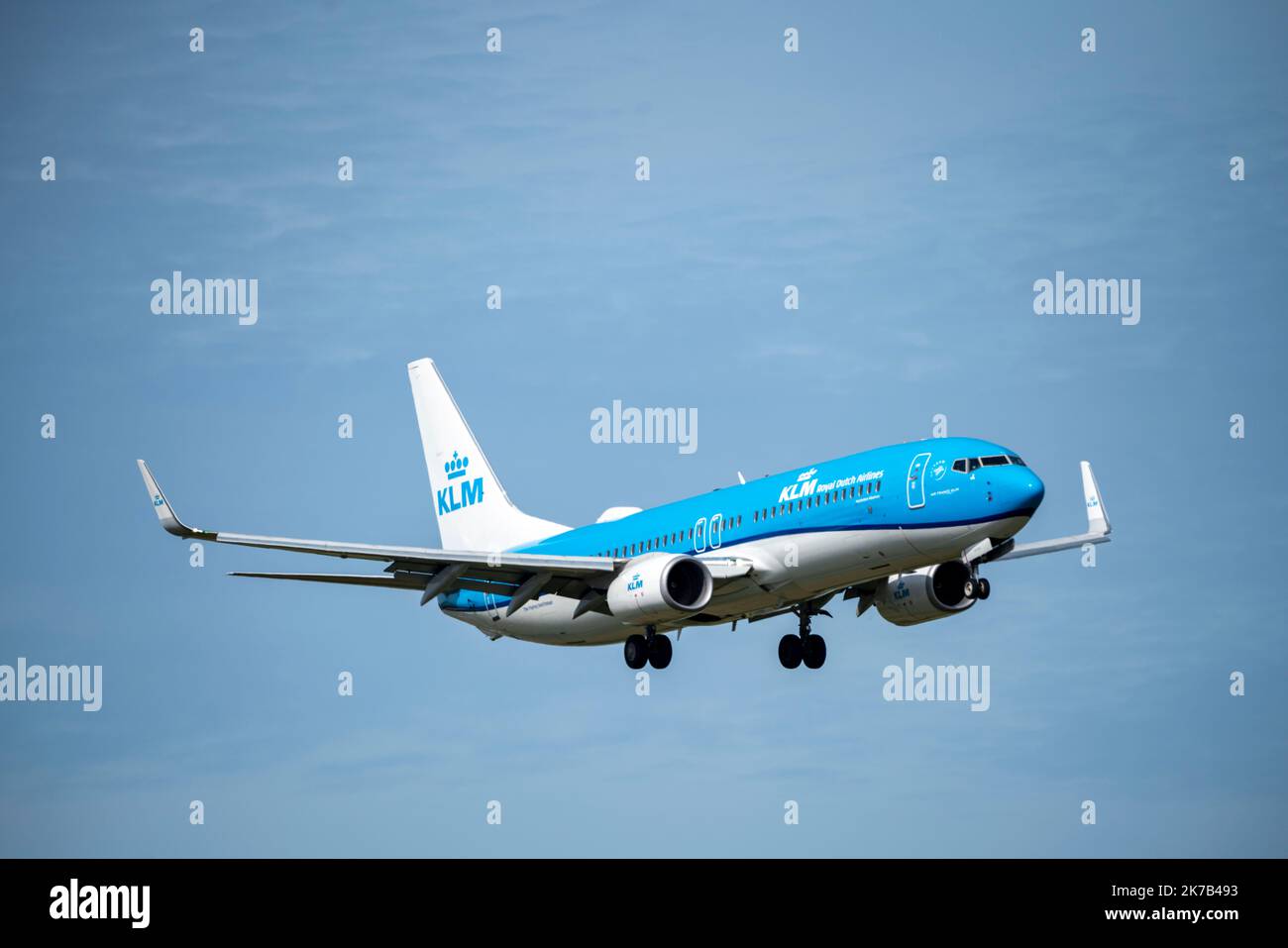 Amsterdam Schiphol Airport, AMS, Flugzeug nähert sich Kaagbaan, Start- und Landebahn, PH-BCK, KLM Royal Dutch Airlines Boeing 737-8K2(WL). Stockfoto
