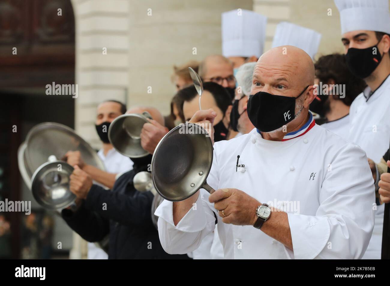 ©PHOTOPQR/Sud OUEST/Fabien Cottereau ; Bordeaux ; 02/10/2020 ; Le cuisinier Bordelais Philippe Etchebest demande aux cafetiers et restaurateurs de se rassembler devant leur établissement avec un brassard noir autour du bras . Il s’inscrit dans le sillage de l’UMIH 33 et des professionnels girondins de la filière. - Bordeaux, Frankreich, 2. 2020. oktober - das Fernsehen und der berühmte Küchenchef Philippe Etchebest rufen zu Demonstrationen gegen die Beschränkungen im Zusammenhang mit Covid-19 mit einem schwarzen Trauerarmband und dem Lärm der Kochtöpfe auf Stockfoto