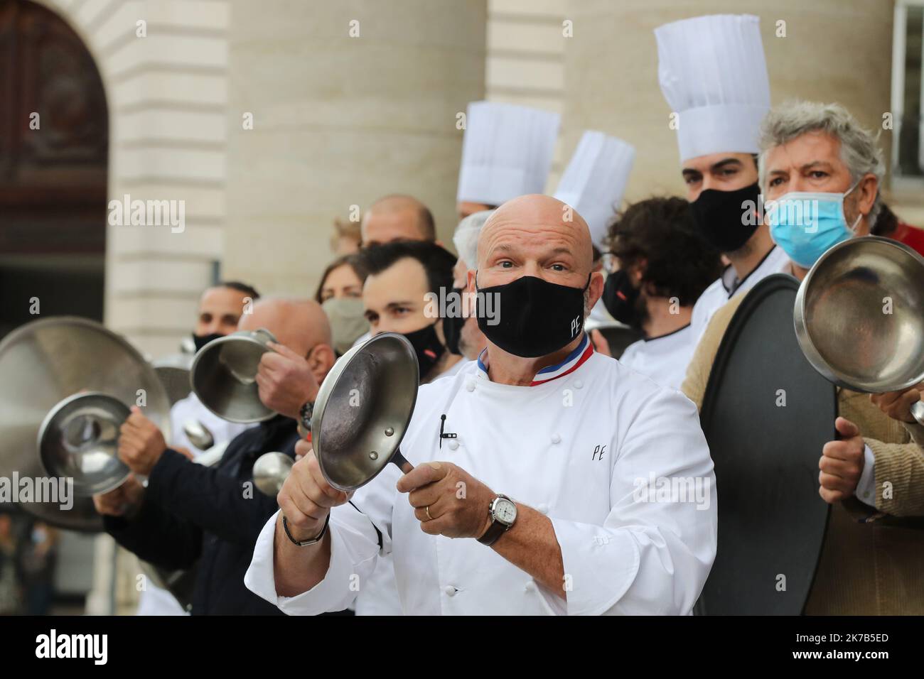 ©PHOTOPQR/Sud OUEST/Fabien Cottereau ; Bordeaux ; 02/10/2020 ; Le cuisinier Bordelais Philippe Etchebest demande aux cafetiers et restaurateurs de se rassembler devant leur établissement avec un brassard noir autour du bras . Il s’inscrit dans le sillage de l’UMIH 33 et des professionnels girondins de la filière. - Bordeaux, Frankreich, 2. 2020. oktober - das Fernsehen und der berühmte Küchenchef Philippe Etchebest rufen zu Demonstrationen gegen die Beschränkungen im Zusammenhang mit Covid-19 mit einem schwarzen Trauerarmband und dem Lärm der Kochtöpfe auf Stockfoto