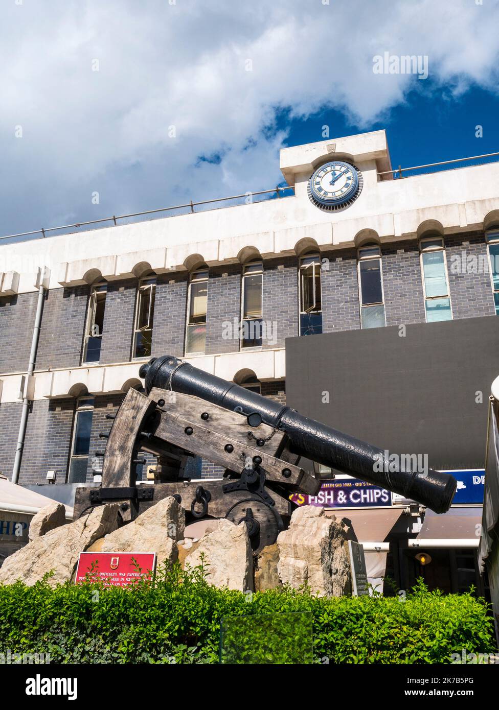 Eine Waffe, die speziell für das Abfeuern von Wänden und Zinnen auf dem Felsen von Gibraltar entwickelt wurde. Es ist ein Tiefdruckgewehr und steht auf dem Casemates-Platz Stockfoto