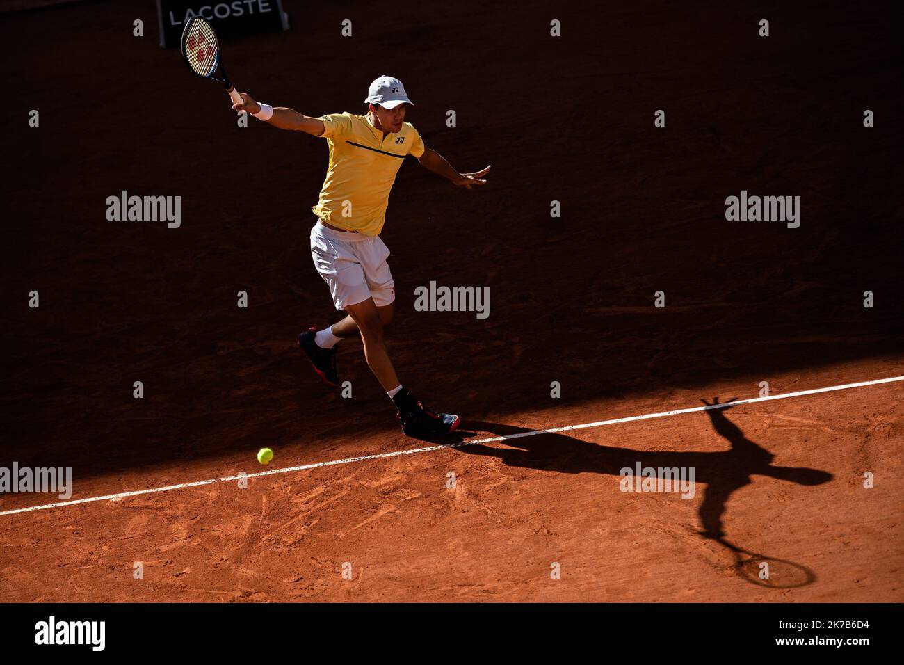 Aurelien Morissard / IP3; Daniel ALTMAIER (GER) spielt bei seinem Spiel gegen Matteo BERRETTINI (ITA) auf dem Philippe Chatrier-Platz in der dritten Runde des French Open-Tennisturniers bei Roland Garros in Paris, Frankreich, am 3.. Oktober 2020 eine Rückhand. Stockfoto