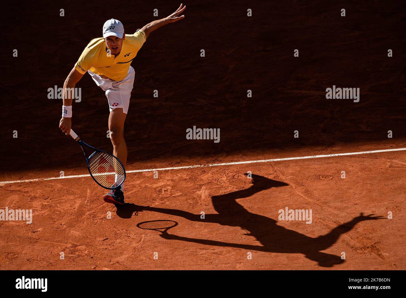 Aurelien Morissard / IP3; Daniel ALTMAIER (GER) dient während seines Spiels gegen Matteo BERRETTINI (ITA) auf dem Philippe Chatrier-Platz bei der dritten Runde des French Open-Tennisturniers bei Roland Garros in Paris, Frankreich, am 3.. Oktober 2020. Stockfoto