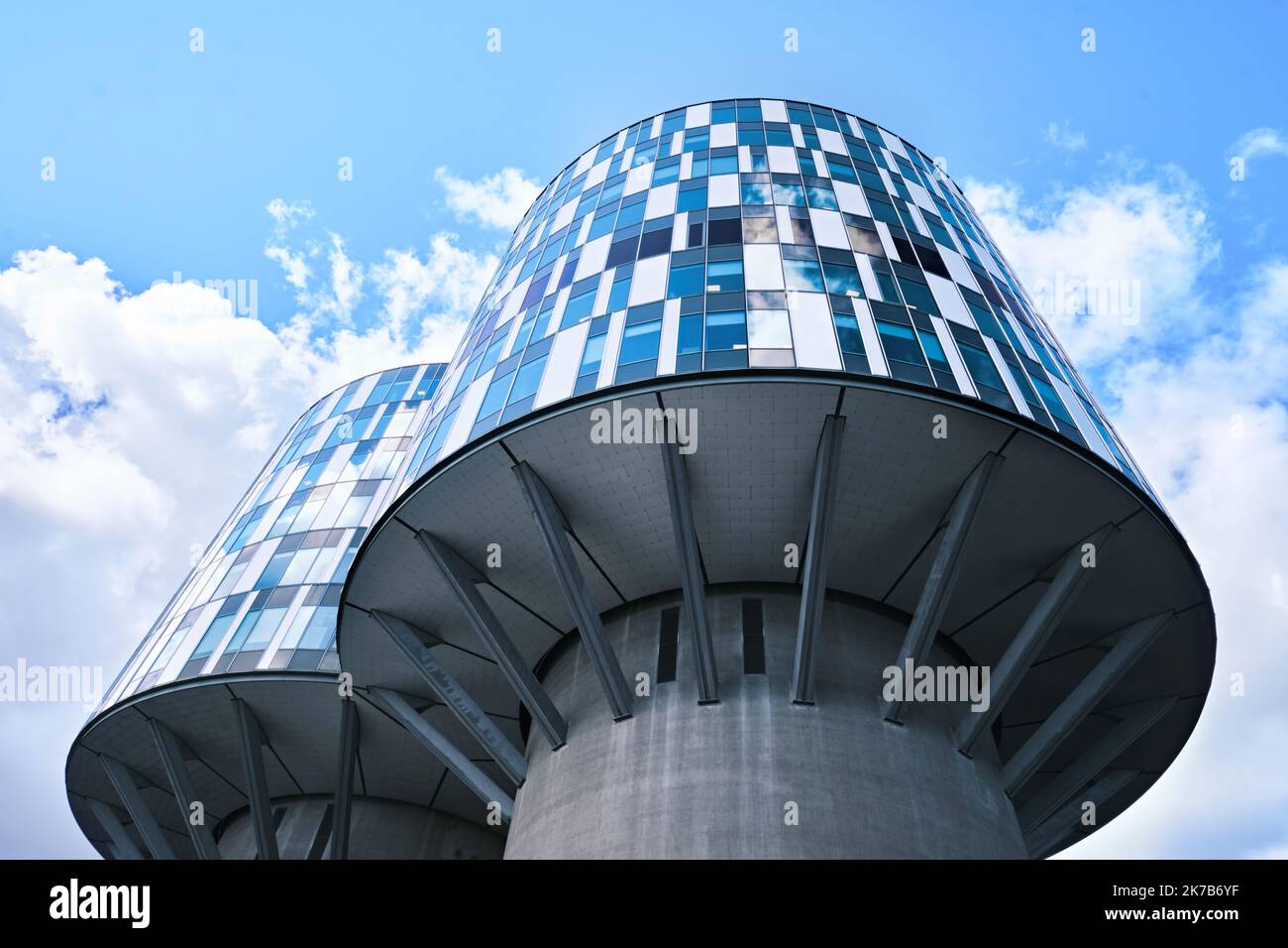 Kopenhagen, Dänemark - 2022. September: Blick auf die Portland Towers, zwei Silos, die im Nordhavn-Viertel in Bürobilder umgewandelt wurden. Stockfoto