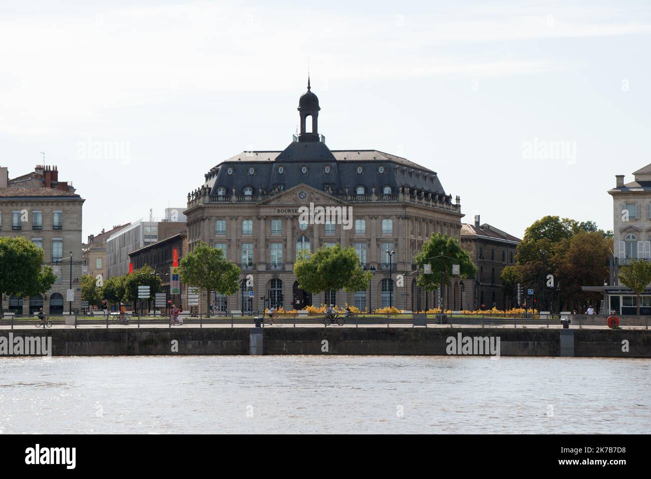 Bordeaux, Frankreich; 08092022: Wunderschöne Fassade des Börsengebäudes. Stockfoto