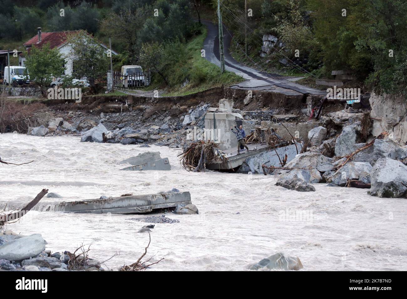 ©PHOTOPQR/NICE MATIN/Jean François Ottonello ; Vallée de la Roya ; 05/10/2020 ; OTTONELLO JEAN-FRANCOIS - lundi 5 octobre 2020, vallée de la Roya - ici, Breil-sur-Roya - Suite de la Tempête Alex qui a frappé les Alpes-Maritimes le vendredi 5 octobre - October 5, 2020. Nach dem Sturm VON ALEX in den Alpes Maritimes, Frankreich Stockfoto