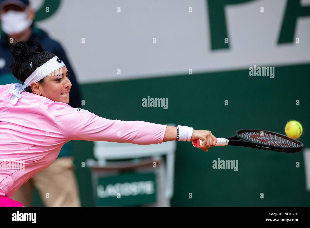 Aurelien Morissard / IP3; Ons JABEUR (tun) spielt eine Rückhand während ihres Spiels gegen Danielle COLLINS (USA) auf dem Philippe Chatrier Platz bei der Runde der 16 des French Open Tennisturniers in Roland Garros in Paris, Frankreich, am 6.. Oktober 2020. Stockfoto