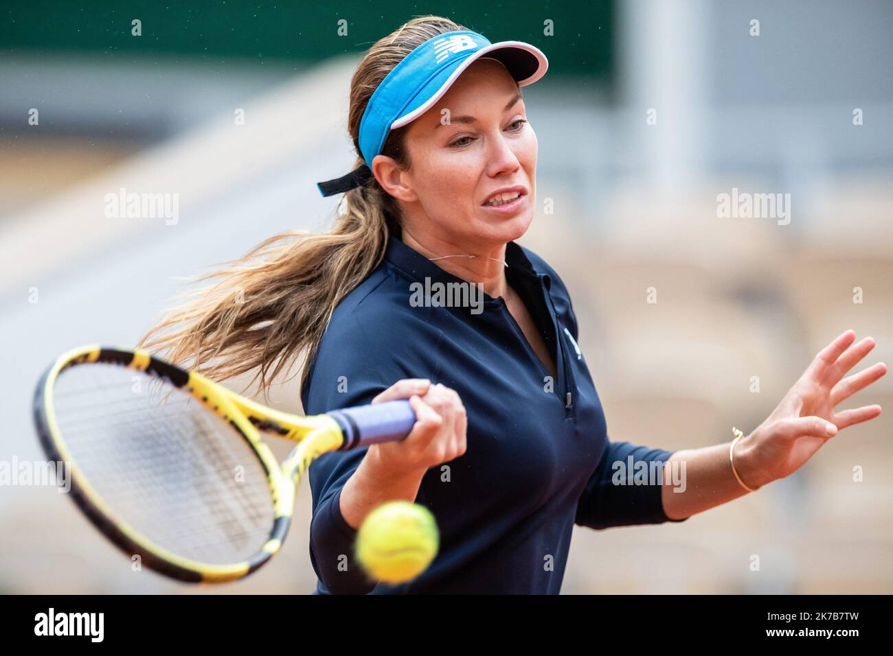 Aurelien Morissard / IP3; Danielle COLLINS (USA) spielt eine Vorhand während ihres Spiels gegen Ons JABEUR (tun) auf dem Philippe Chatrier-Platz bei der Round of 16 des French Open Tennisturniers in Roland Garros in Paris, Frankreich, am 6.. Oktober 2020. Stockfoto