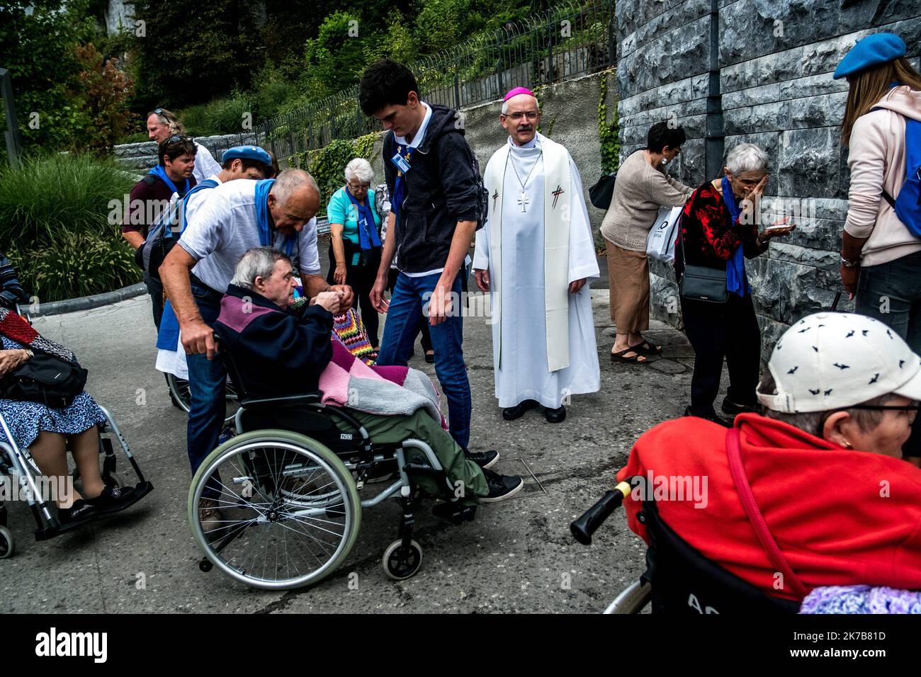 ©Michael Bunel / Le Pictorium/MAXPPP - Michael Bunel / Le Pictorium - 25/08/2018 - Frankreich / Occitanie / Lourdes - des pelerins boivent l'Eau dans des coquilles aux nouvelles fontaines du sanctuaire. Pelerinage de l'Hospitalite Aveyronnaise a Lourdes. Les hospitaliers sont les personnes presentes pour s'occuper des personnes malades et / ou agees. ILS leurs permettent ainsi de vivre leur foi comme tout le monde. Des Chariots wird nicht zur Disposition gestellt, um die persönlichen Rapidement- und Facilement-Beziehungen zu erleichtern. Aout 2018. Lourdes, Frankreich. / 25/08/2018 - Frankreich / Ockitanie / Lourdes - Pilger trinken Wasser Stockfoto