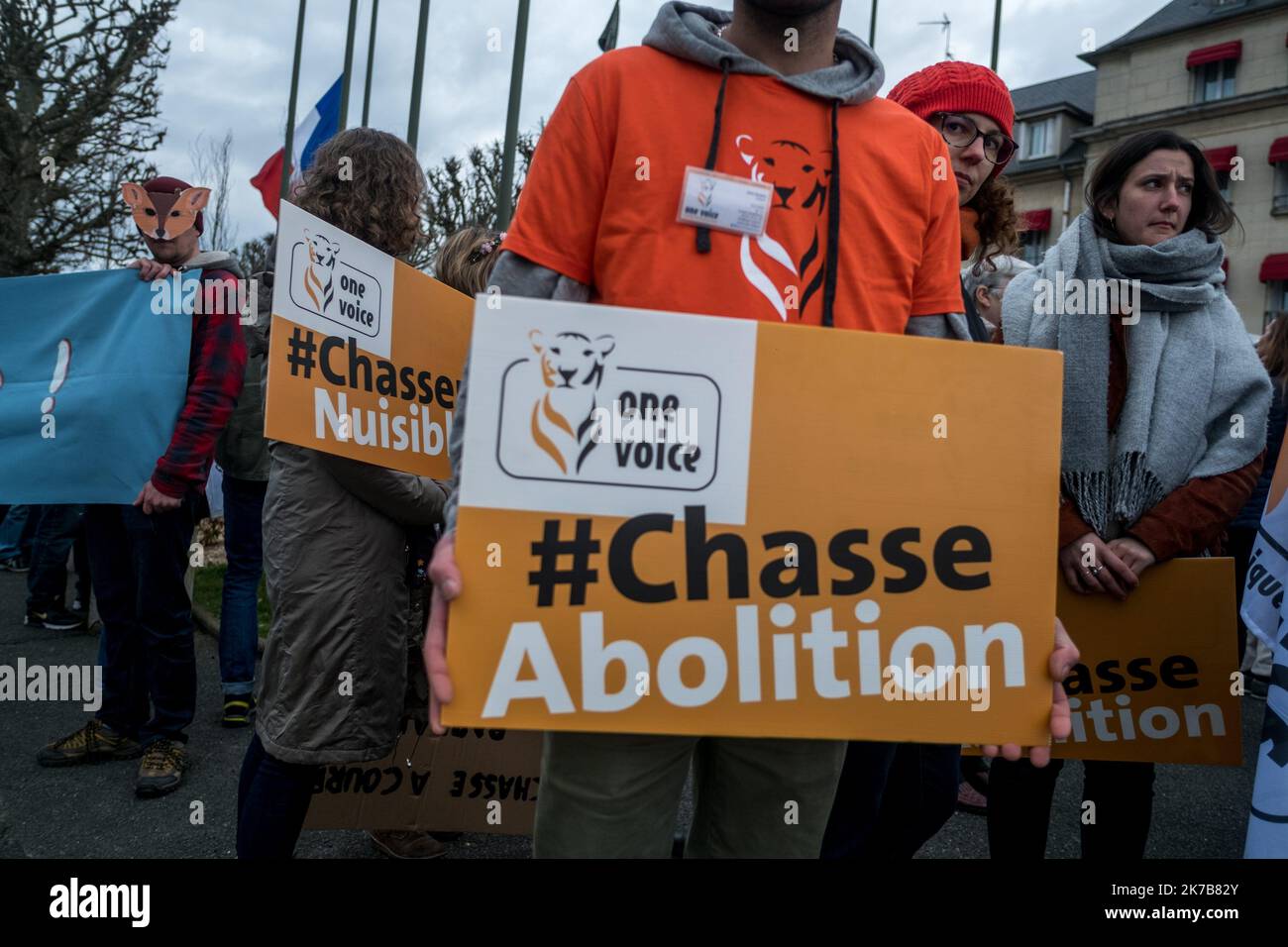 ©Michael Bunel / Le Pictorium/MAXPPP - Michael Bunel / Le Pictorium - 01/04/2018 - Frankreich / Oise / compiegne - des Manifestants de one Voice avec des pancartes pour l'abolition de la Chasse lors de la Manifestation contre la Chasse a courre dans les rues de Compiegnes. Aujourd'hui dernier jour de Chasse, plusieurs Associations se sont reunis pour denoncer ce Mode de Chasse a cheval avec une meute de chien. 31. märz 2018. Compiegne. Frankreich. / 01/04/2018 - Frankreich / Oise / compiegne - einstimtige Demonstranten mit Plakaten für die Abschaffung der Jagd während der Demonstration gegen die Jagd mit h Stockfoto