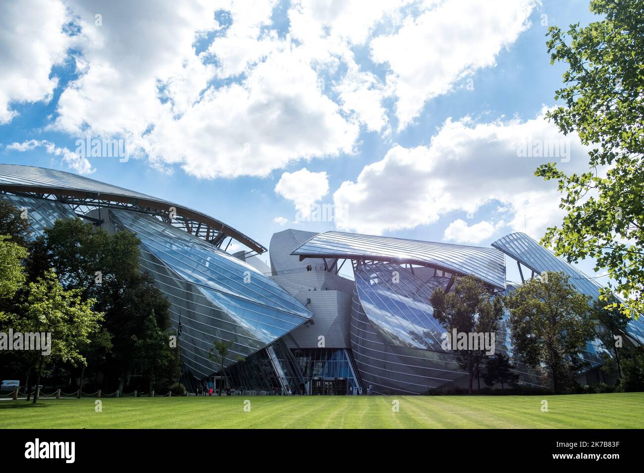 ©Michael Bunel / Le Pictorium/MAXPPP - Michael Bunel / Le Pictorium - 17/08/2018 - Frankreich / Ile-de-France / Paris - Illustration du Batiment de la fondation Louis Vuitton. Cree en Octobre 2006 par le groupe LVMH, elle a pour objectif de promouvoir l'Art et la culture. Le batiment, concu par l'architecte Frank Gehry, est situe au Jardin d'Acclimatation, dans le bois de Boulogne a Paris. 17 Aout 2018. Paris. Frankreich. / 17/08/2018 - Frankreich / Ile-de-France (Region) / Paris - Illustration des Stiftungsgebäudes von Louis Vuitton. Im Oktober 2006 von der LVMH-Gruppe gegründet, zielt sie auf die Förderung von Kunst und Stockfoto