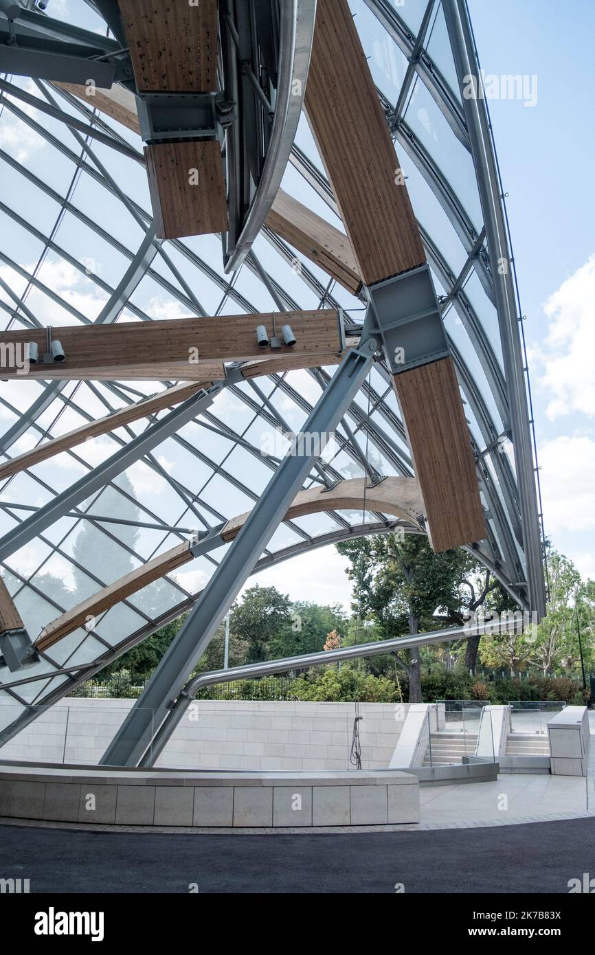 ©Michael Bunel / Le Pictorium/MAXPPP - Michael Bunel / Le Pictorium - 17/08/2018 - Frankreich / Ile-de-France / Paris - Illustration du Batiment de la fondation Louis Vuitton. Cree en Octobre 2006 par le groupe LVMH, elle a pour objectif de promouvoir l'Art et la culture. Le batiment, concu par l'architecte Frank Gehry, est situe au Jardin d'Acclimatation, dans le bois de Boulogne a Paris. 17 Aout 2018. Paris. Frankreich. / 17/08/2018 - Frankreich / Ile-de-France (Region) / Paris - Illustration des Stiftungsgebäudes von Louis Vuitton. Im Oktober 2006 von der LVMH-Gruppe gegründet, zielt sie auf die Förderung von Kunst und Stockfoto