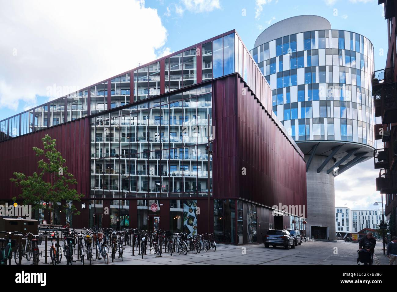 Kopenhagen, Dänemark - September 2022: Moderne Fassade des Big Bio Nordhavn Cinema Building, entworfen von Arkitema, und Portland Towers am Nordhavn Hafen Stockfoto