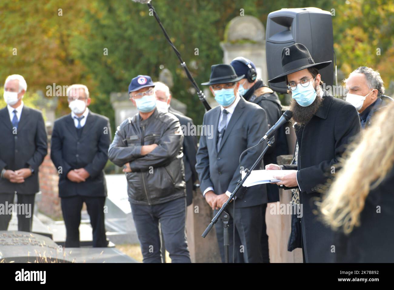 ©PHOTOPQR/DNA/Franck KOBI ; Bischwiller ; 06/10/2020 ; L'écrivain et poête Claude André Strauss dit CLAUDE VIGEE - a été entrré ce mardi après Midi au Cimetière israélite de Bischwiller . Le Grand Rabin de Strasbourg Harold Abraham Weill de Strasbourg et le Maire de la commune de Bischwiller - en costume gris ont assisté au Moment de receuillement- en 1960, Et obtient un poste de professeur de littérature française et comparée à l'université hébraïque de Jérusalem qu'il occupe jusqu'à sa retraite en 1983. Il reçoit la Distinction alsacienne, le Grand Bretzel d'Or, en 1993, le Grand prix de po Stockfoto