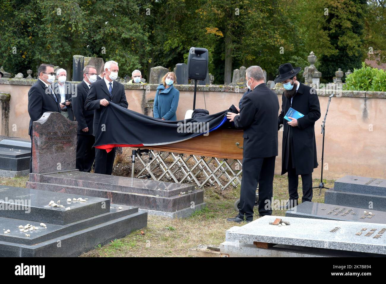 ©PHOTOPQR/DNA/Franck KOBI ; Bischwiller ; 06/10/2020 ; L'écrivain et poête Claude André Strauss dit CLAUDE VIGEE - a été entrré ce mardi après Midi au Cimetière israélite de Bischwiller . Le Grand Rabin de Strasbourg Harold Abraham Weill de Strasbourg et le Maire de la commune de Bischwiller - en costume gris ont assisté au Moment de receuillement- en 1960, Et obtient un poste de professeur de littérature française et comparée à l'université hébraïque de Jérusalem qu'il occupe jusqu'à sa retraite en 1983. Il reçoit la Distinction alsacienne, le Grand Bretzel d'Or, en 1993, le Grand prix de po Stockfoto