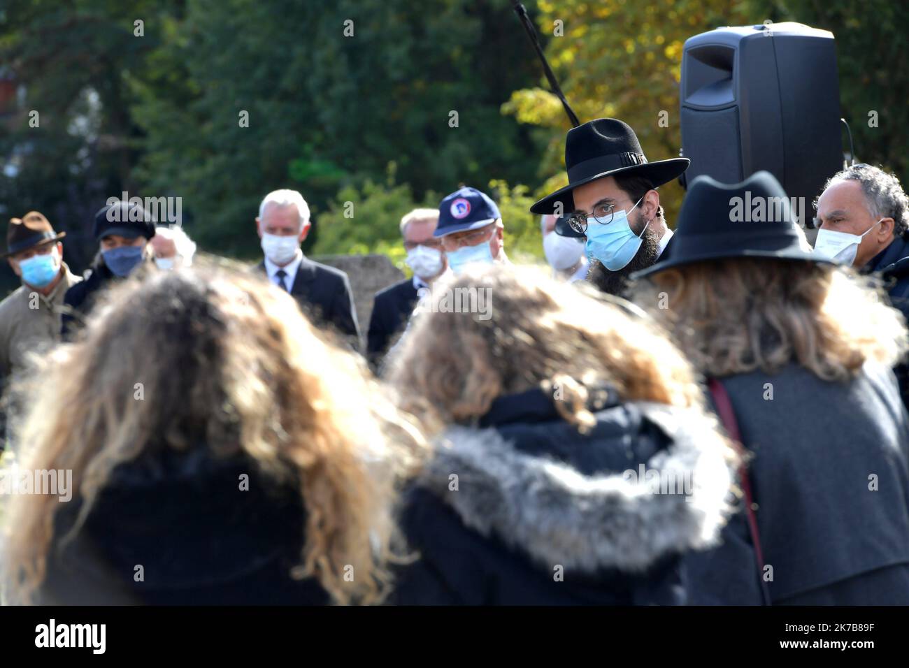 ©PHOTOPQR/DNA/Franck KOBI ; Bischwiller ; 06/10/2020 ; L'écrivain et poête Claude André Strauss dit CLAUDE VIGEE - a été entrré ce mardi après Midi au Cimetière israélite de Bischwiller . Le Grand Rabin de Strasbourg Harold Abraham Weill de Strasbourg et le Maire de la commune de Bischwiller - en costume gris ont assisté au Moment de receuillement- en 1960, Et obtient un poste de professeur de littérature française et comparée à l'université hébraïque de Jérusalem qu'il occupe jusqu'à sa retraite en 1983. Il reçoit la Distinction alsacienne, le Grand Bretzel d'Or, en 1993, le Grand prix de po Stockfoto