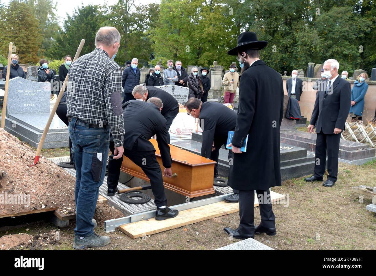 ©PHOTOPQR/DNA/Franck KOBI ; Bischwiller ; 06/10/2020 ; L'écrivain et poête Claude André Strauss dit CLAUDE VIGEE - a été entrré ce mardi après Midi au Cimetière israélite de Bischwiller . Le Grand Rabin de Strasbourg Harold Abraham Weill de Strasbourg et le Maire de la commune de Bischwiller - en costume gris ont assisté au Moment de receuillement- en 1960, Et obtient un poste de professeur de littérature française et comparée à l'université hébraïque de Jérusalem qu'il occupe jusqu'à sa retraite en 1983. Il reçoit la Distinction alsacienne, le Grand Bretzel d'Or, en 1993, le Grand prix de po Stockfoto