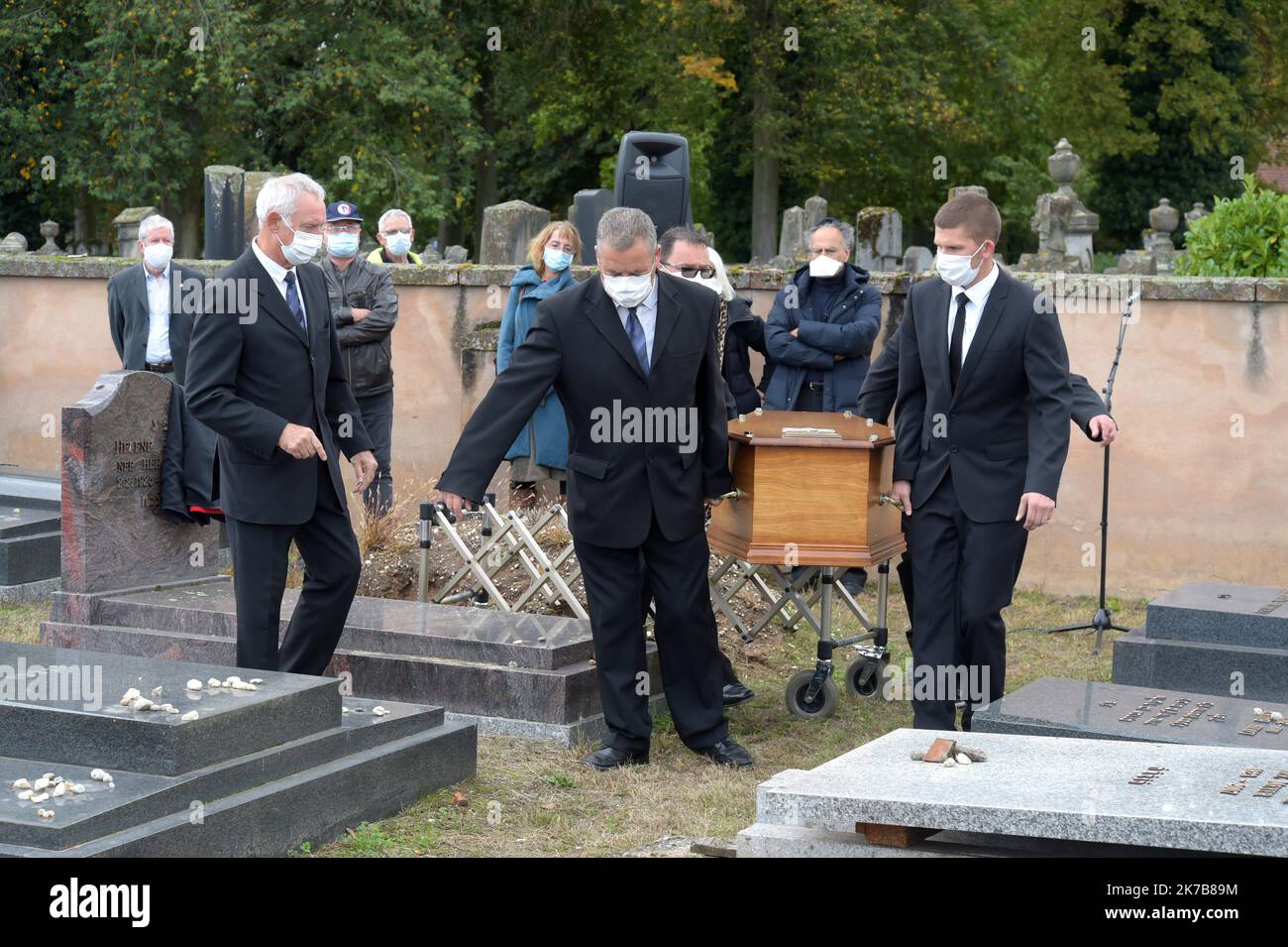 ©PHOTOPQR/DNA/Franck KOBI ; Bischwiller ; 06/10/2020 ; L'écrivain et poête Claude André Strauss dit CLAUDE VIGEE - a été entrré ce mardi après Midi au Cimetière israélite de Bischwiller . Le Grand Rabin de Strasbourg Harold Abraham Weill de Strasbourg et le Maire de la commune de Bischwiller - en costume gris ont assisté au Moment de receuillement- en 1960, Et obtient un poste de professeur de littérature française et comparée à l'université hébraïque de Jérusalem qu'il occupe jusqu'à sa retraite en 1983. Il reçoit la Distinction alsacienne, le Grand Bretzel d'Or, en 1993, le Grand prix de po Stockfoto