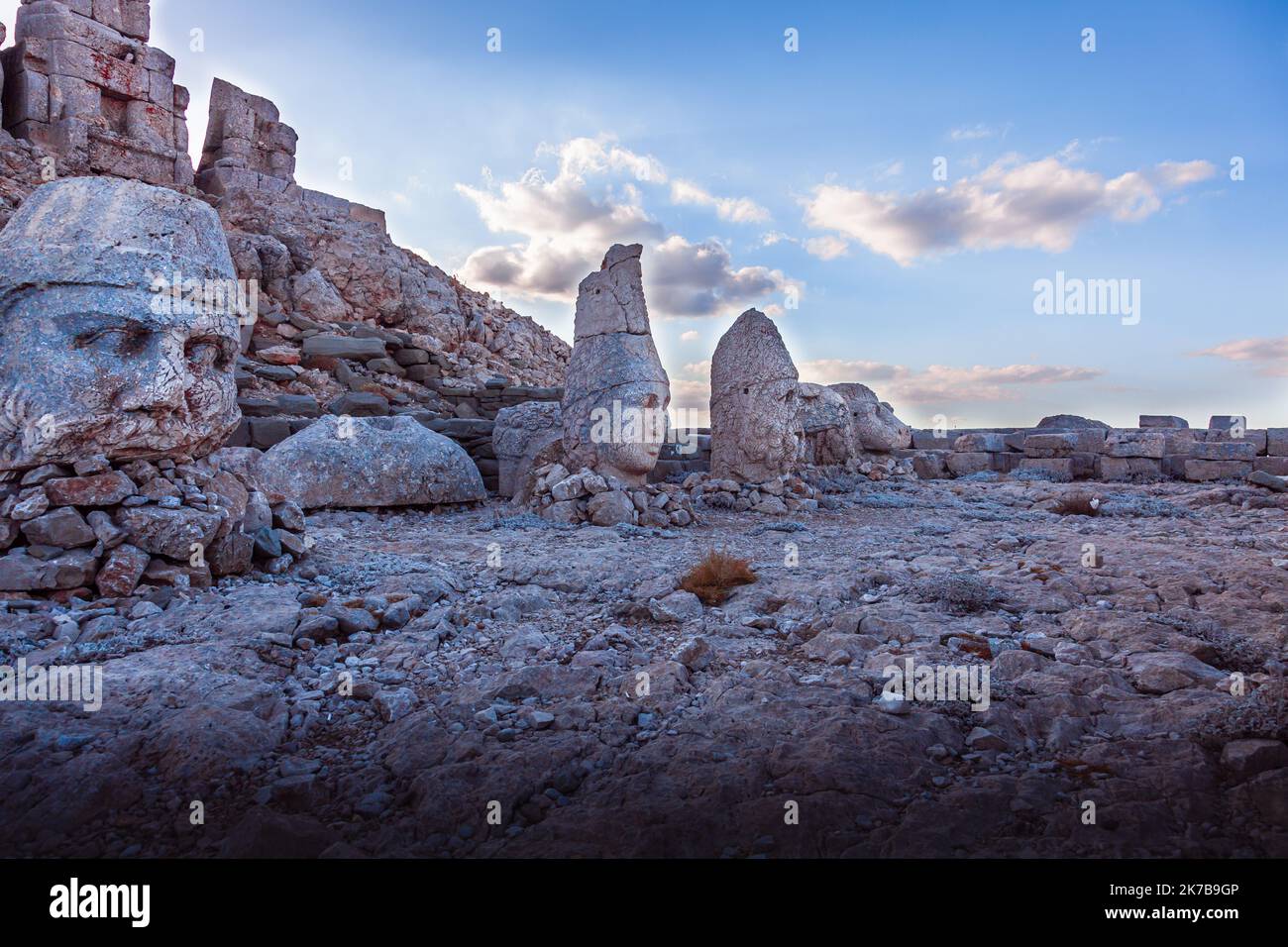 Ein Blick vom Mount Nemrut National Park. Gigantischer Skulpturen, die 2000 Jahre alt sind. Aufgenommen in die UNESCO-Liste des Weltkulturerbes. Oktober 2022 Stockfoto