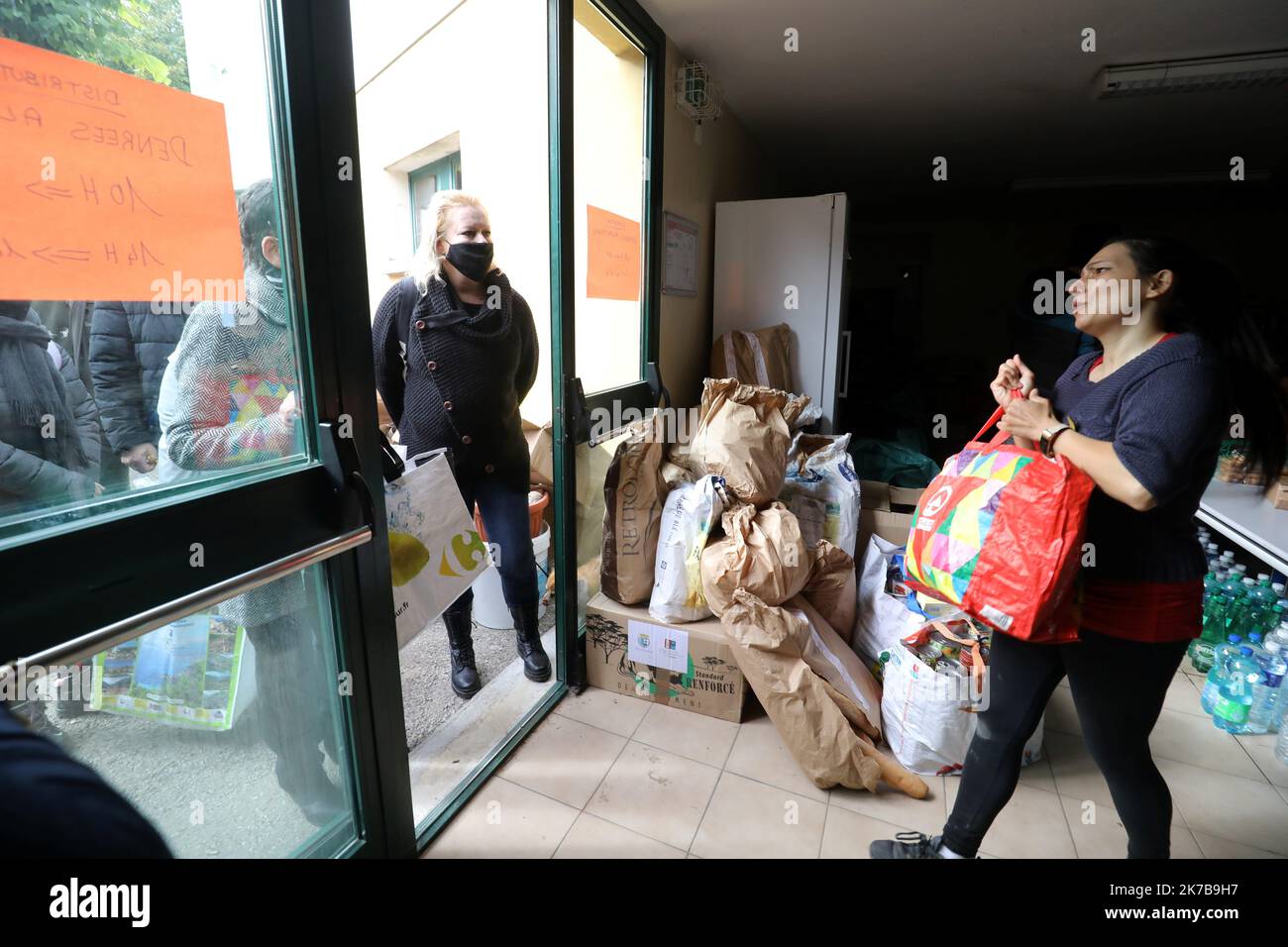 ©PHOTOPQR/NICE MATIN/Jean François Ottonello ; Vallée de la Roya ; 07/10/2020 ; OTTONELLO JEAN-FRANCOIS - mercredi 7 octobre 2020, vallée de la Roya - ici, à Tende - Suite de la Tempête Alex qui a frappé les Alpes-Martimes le vendredi 2 octobre - Distribution de vivres à la salle des fêtes - Südfrankreich Alex Sturm nach Okt 7 2020 Stockfoto