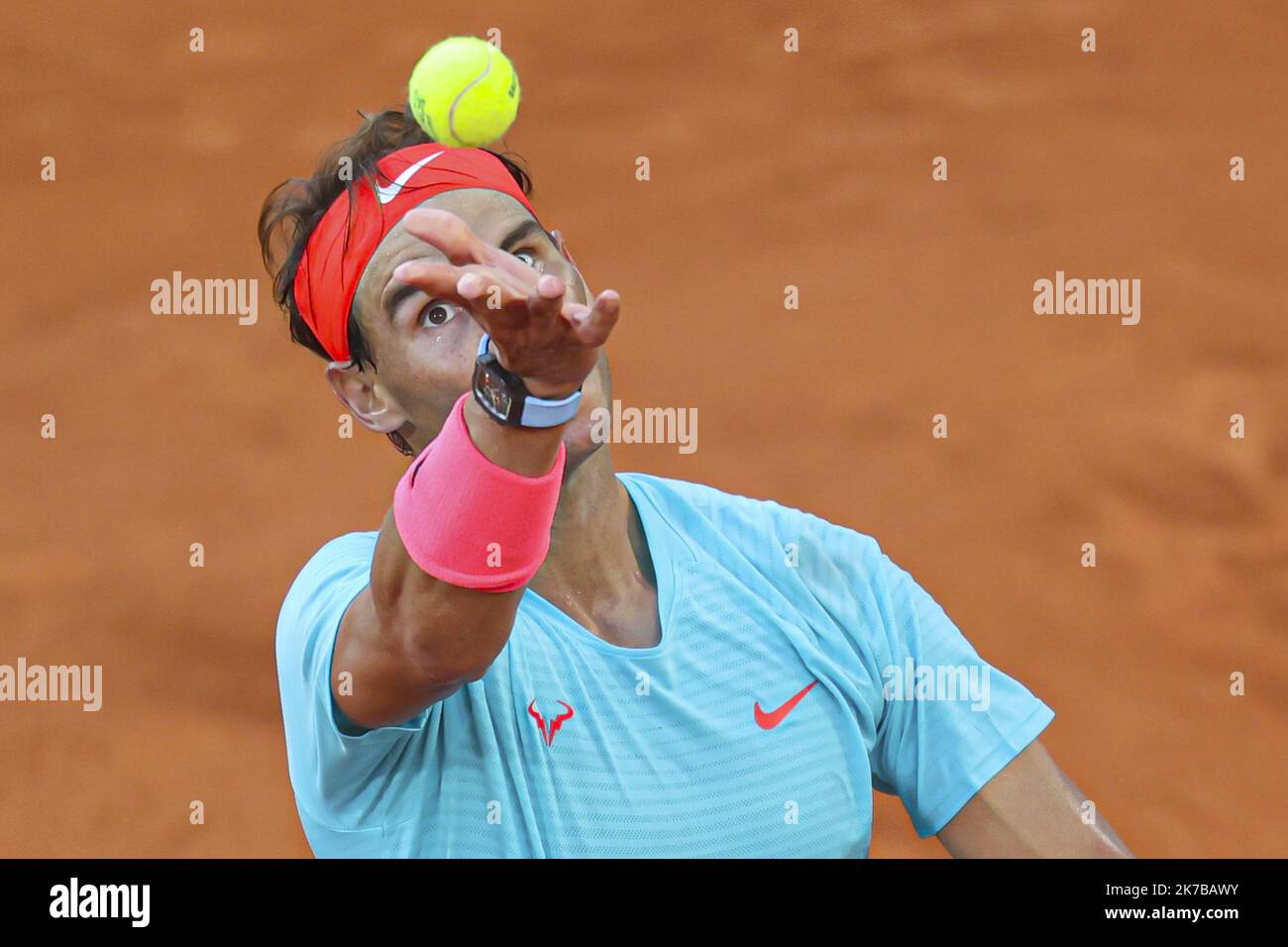 ©Sebastien Muylaert/MAXPPP - Rafael Nadal aus Spanien ist während seines Halbfinalspiels der Männer gegen Diego Schwartzman aus Argentinien am dreizehnten Tag der French Open 2020 bei Roland Garros in Paris, Frankreich, im Dienst. 09.10.2020 Stockfoto