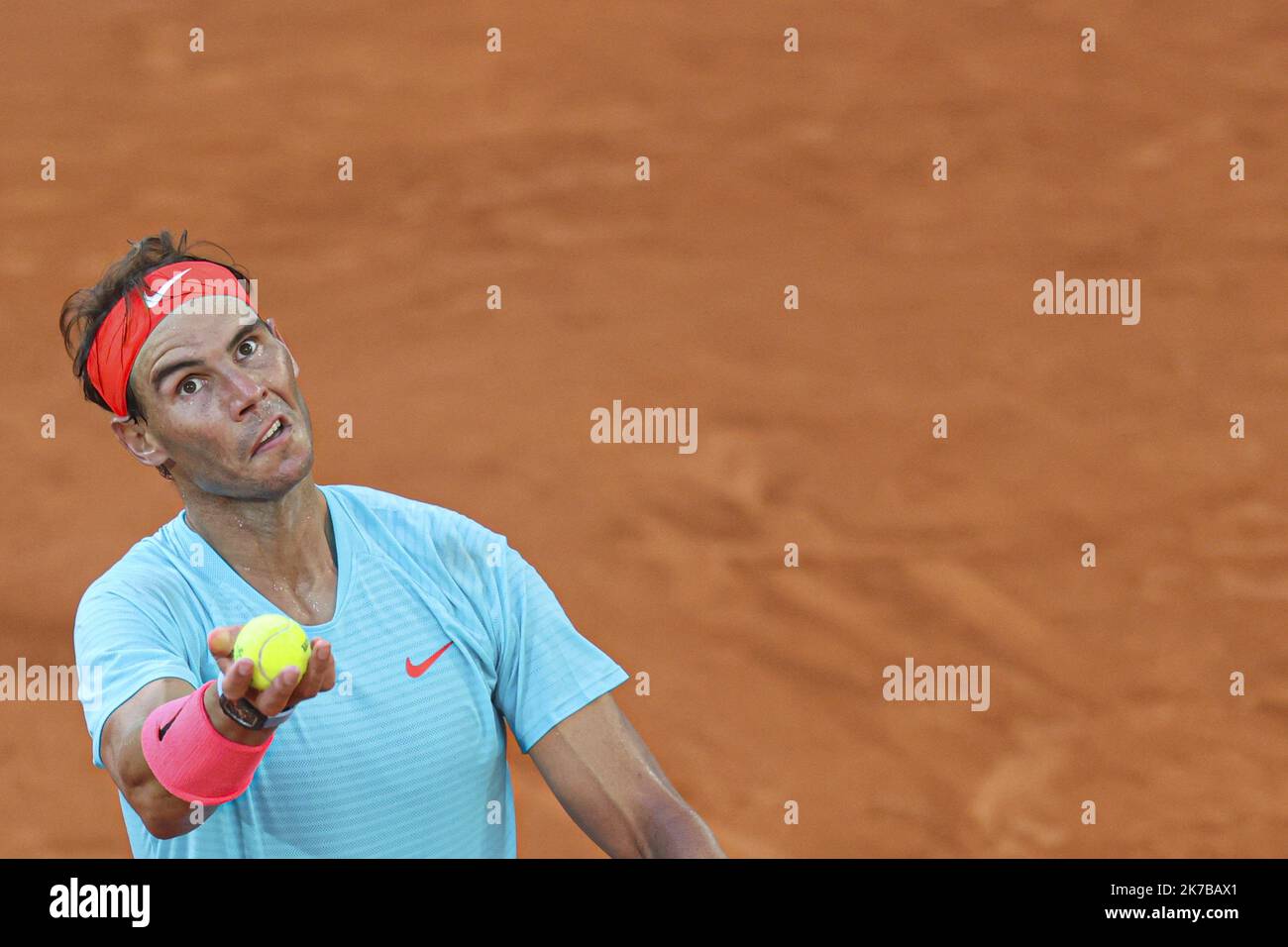 ©Sebastien Muylaert/MAXPPP - Rafael Nadal aus Spanien ist während seines Halbfinalspiels der Männer gegen Diego Schwartzman aus Argentinien am dreizehnten Tag der French Open 2020 bei Roland Garros in Paris, Frankreich, im Dienst. 09.10.2020 Stockfoto