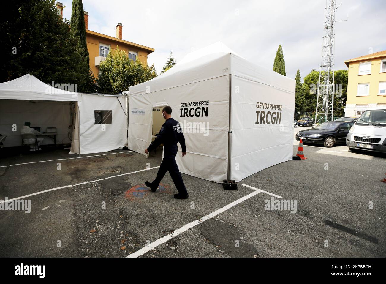 ©PHOTOPQR/NICE MATIN/Dylan Meiffret ; Nice ; 11/10/2020 ; NICE, le 11/10/2020, le laboratoire mobile de l'IRCGN (Institut de Recherche Criminelle de la Gendarmerie nationale) s'est installé à Nice pour accélérer la reconnaissance ADN des Corps retrouvés Suite à la Tempête Alex. papier Grégory LECLERC - 2020/10/10. Das mobile Labor des IRCGN (Institut de Recherche Criminelle de la Gendarmerie nationale) ist nach Nizza umgezogen, um die DNA-Erkennung der nach dem Sturm Alex gefundenen Körper zu beschleunigen. Stockfoto