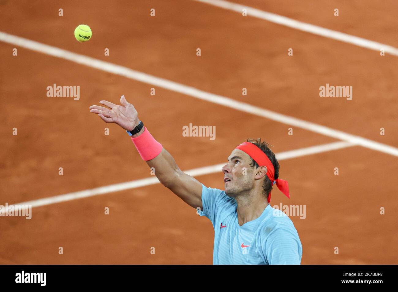 ©Sebastien Muylaert/MAXPPP - der Spanier Rafael Nadal tritt bei seinem Finale der Männer gegen Novak Djokovic aus Serbien am 15. Tag der French Open 2020 bei Roland Garros in Paris, Frankreich, an. 11.10.2020 Stockfoto