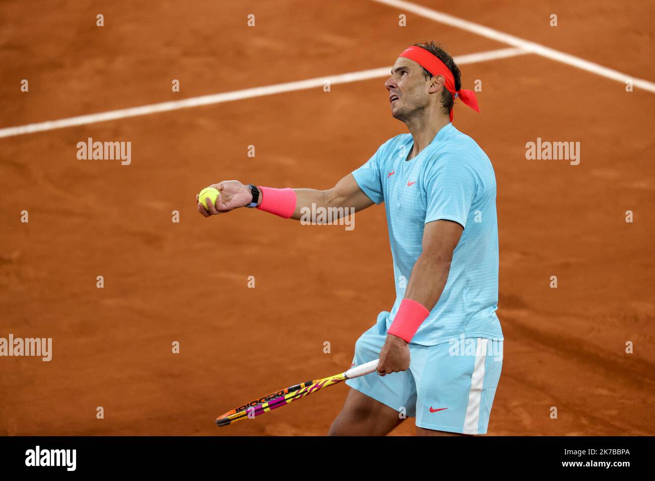 ©Sebastien Muylaert/MAXPPP - der Spanier Rafael Nadal tritt bei seinem Finale der Männer gegen Novak Djokovic aus Serbien am 15. Tag der French Open 2020 bei Roland Garros in Paris, Frankreich, an. 11.10.2020 Stockfoto