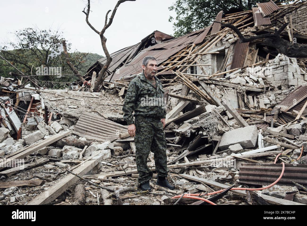 ©Adrien Vautier / Le Pictorium/MAXPPP - Adrien Vautier / Le Pictorium - 2/10/2020 - armenie / Haut-Karabach - Vakhtang Israelian, 55 ans, officier reserviste, a perdu sa maison dans un bombardement. Il allait voir son fils au Front, quand la bombe est tombee. / 2/10/2020 - Armenien / Berg-Karabach - Vakhtang der 55-Jahre-israelische Reservist verlor bei einem Bombenangriff sein Haus. Er wollte seinen Sohn an der Front sehen, als die Bombe fiel. Stockfoto