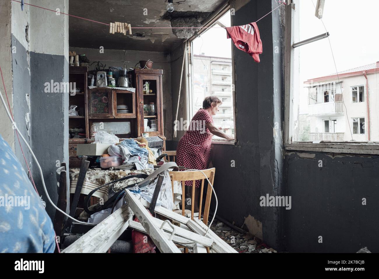 ©Adrien Vautier / Le Pictorium/MAXPPP - Adrien Vautier / Le Pictorium - 3/10/2020 - armenie / Haut-Karabakh / Stepnakert - Au dernier etage d'un immeuble touche par les Bombardements ennemies, une famille vide l'Appartement de leur fils parti au Front. / 3/10/2020 - Armenien / Berg-Karabach / Stepnakert - im obersten Stockwerk eines von feindlichen Bombenangriffen getroffenen Gebäudes leert eine Familie die Wohnung ihres Sohnes, der an die Front ging. Stockfoto