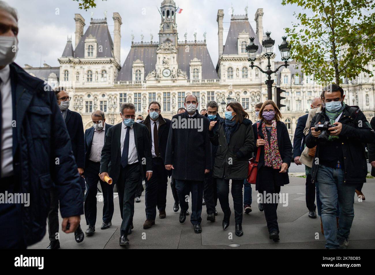 @ Pool/ Eliot Blondt/Maxppp, Frankreich, Paris, 2020/10/16 der französische Premierminister Jean Castex, die Bürgermeisterin von Paris Anne Hidalgo, der Präfekt der Ile-de-France, Marc Guillaume, und der Generaldirektor für Assistenz Publique-Hopitaux de Paris (AP-HP) Martin Hirsch schlendern am 15. Oktober 2020 durch die Straßen von Paris, Frankreich. Im Rahmen eines Besuchs in einem covid-19 Screening Center und eines Besuchs in der Assistance Publique Zentrale. Stockfoto