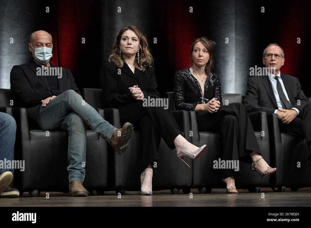 ©PHOTOPQR/LE PROGRES/Maxime JEGAT - Lyon 16/10/2020 - Remise du Prix Lumière aux Frères Dardenne à Lyon le 16 octobre 2020 -L'Actrice Emilie Dequenne et la chanteuse Jeanne Cherhal entourées des producteurs des Frères Dardenne au cours de la cérémonie de remise du Prix Lumière 2020, Dans le cadre du Festival Lumière, à Jean-Pierre et Luc Dardenne à l'Amphithéâtre de la Cité Internationale à Lyon. Verleihung des Lumière-Preises an die Brüder Dardenne in Lyon am 16. Oktober 2020 Stockfoto