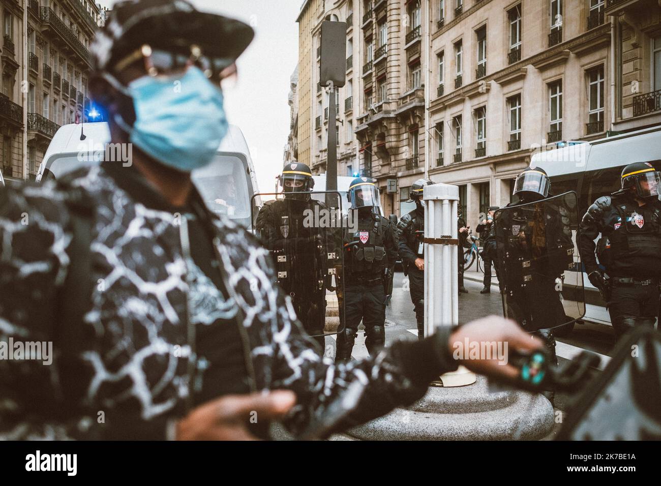 ©Olivier Donnars / Le Pictorium/MAXPPP - Olivier Donnars / Le Pictorium - 17/10/2020 - Frankreich / Ile-de-France / Paris - Le 17 octobre 2020, Plusieurs milliers de personnes Locations de toute la France se sont reunies a Paris pour manifester pour les droits des sans-Papiers lors de l'acte 3 de la Marche des solidarites. Outre la Regularization des sans-Papiers, les organisateurs exigeaient, la fermeture des Centers de Retention administrative, un logement pour tous et un geste du gouvernement pour les travailleurs etrangers, en Premiere ligne pendant la crise sanitaire. Le 17 octobre 2020, plusie Stockfoto