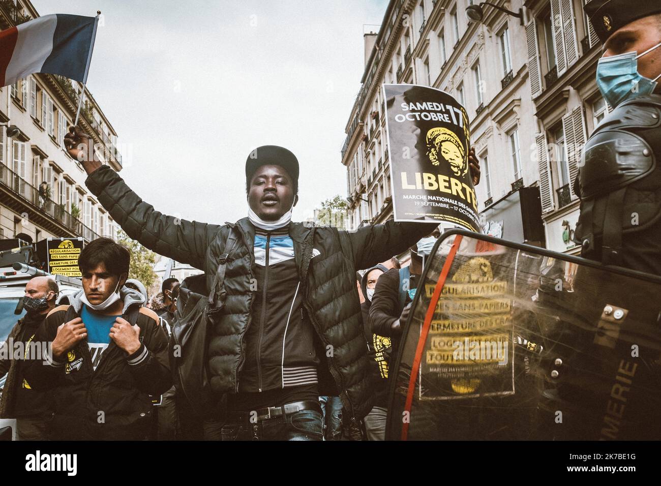 ©Olivier Donnars / Le Pictorium/MAXPPP - Olivier Donnars / Le Pictorium - 17/10/2020 - Frankreich / Ile-de-France / Paris - Le 17 octobre 2020, Plusieurs milliers de personnes Locations de toute la France se sont reunies a Paris pour manifester pour les droits des sans-Papiers lors de l'acte 3 de la Marche des solidarites. Outre la Regularization des sans-Papiers, les organisateurs exigeaient, la fermeture des Centers de Retention administrative, un logement pour tous et un geste du gouvernement pour les travailleurs etrangers, en Premiere ligne pendant la crise sanitaire. Le 17 octobre 2020, plusie Stockfoto