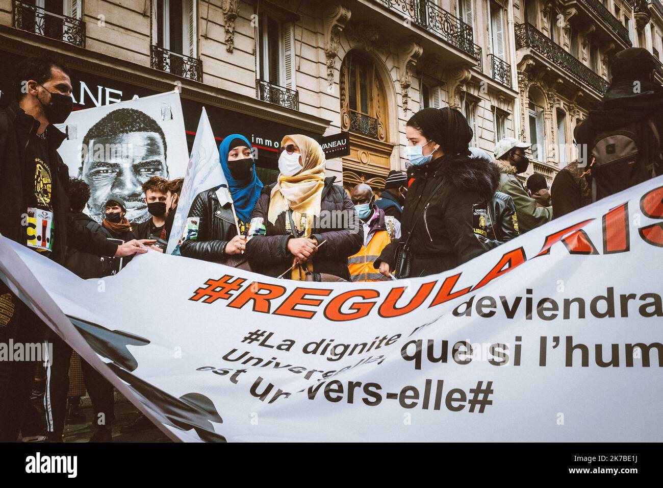©Olivier Donnars / Le Pictorium/MAXPPP - Olivier Donnars / Le Pictorium - 17/10/2020 - Frankreich / Ile-de-France / Paris - Le 17 octobre 2020, Plusieurs milliers de personnes Locations de toute la France se sont reunies a Paris pour manifester pour les droits des sans-Papiers lors de l'acte 3 de la Marche des solidarites. Outre la Regularization des sans-Papiers, les organisateurs exigeaient, la fermeture des Centers de Retention administrative, un logement pour tous et un geste du gouvernement pour les travailleurs etrangers, en Premiere ligne pendant la crise sanitaire. Le 17 octobre 2020, plusie Stockfoto
