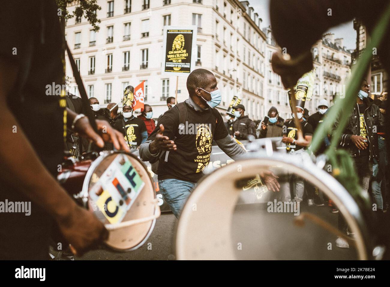 ©Olivier Donnars / Le Pictorium/MAXPPP - Olivier Donnars / Le Pictorium - 17/10/2020 - Frankreich / Ile-de-France / Paris - Le 17 octobre 2020, Plusieurs milliers de personnes Locations de toute la France se sont reunies a Paris pour manifester pour les droits des sans-Papiers lors de l'acte 3 de la Marche des solidarites. Outre la Regularization des sans-Papiers, les organisateurs exigeaient, la fermeture des Centers de Retention administrative, un logement pour tous et un geste du gouvernement pour les travailleurs etrangers, en Premiere ligne pendant la crise sanitaire. Le 17 octobre 2020, plusie Stockfoto