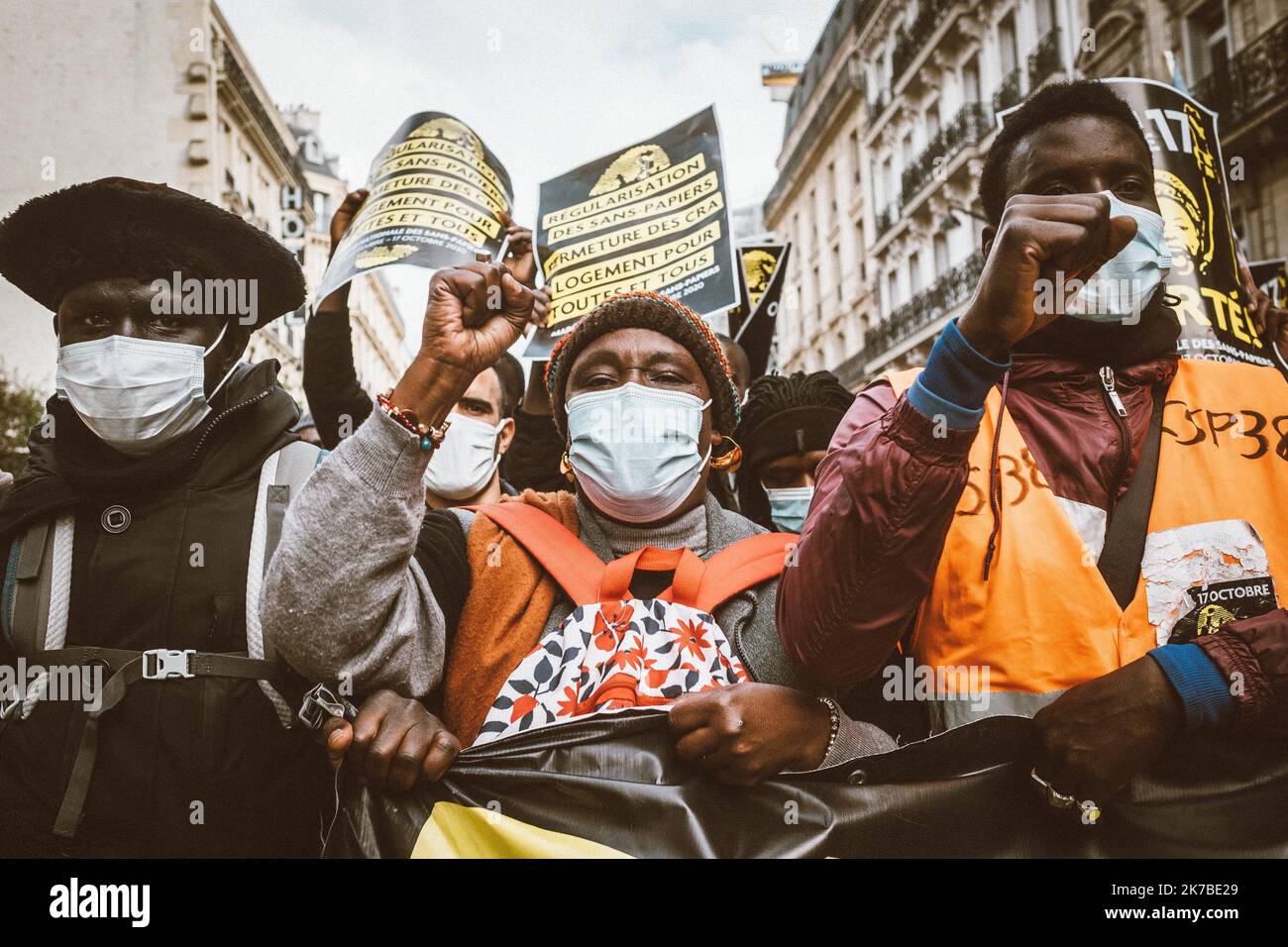 ©Olivier Donnars / Le Pictorium/MAXPPP - Olivier Donnars / Le Pictorium - 17/10/2020 - Frankreich / Ile-de-France / Paris - Le 17 octobre 2020, Plusieurs milliers de personnes Locations de toute la France se sont reunies a Paris pour manifester pour les droits des sans-Papiers lors de l'acte 3 de la Marche des solidarites. Outre la Regularization des sans-Papiers, les organisateurs exigeaient, la fermeture des Centers de Retention administrative, un logement pour tous et un geste du gouvernement pour les travailleurs etrangers, en Premiere ligne pendant la crise sanitaire. Le 17 octobre 2020, plusie Stockfoto