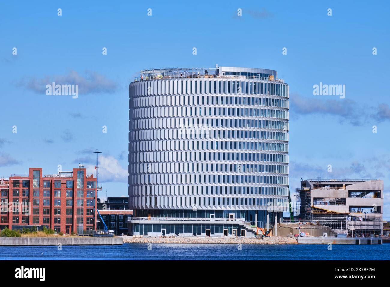 Kopenhagen, Dänemark - Sept 2022: Runder Block Tip of Redmolen entworfen von Cobe, Residence Inn Nordhavn Projekt Stockfoto