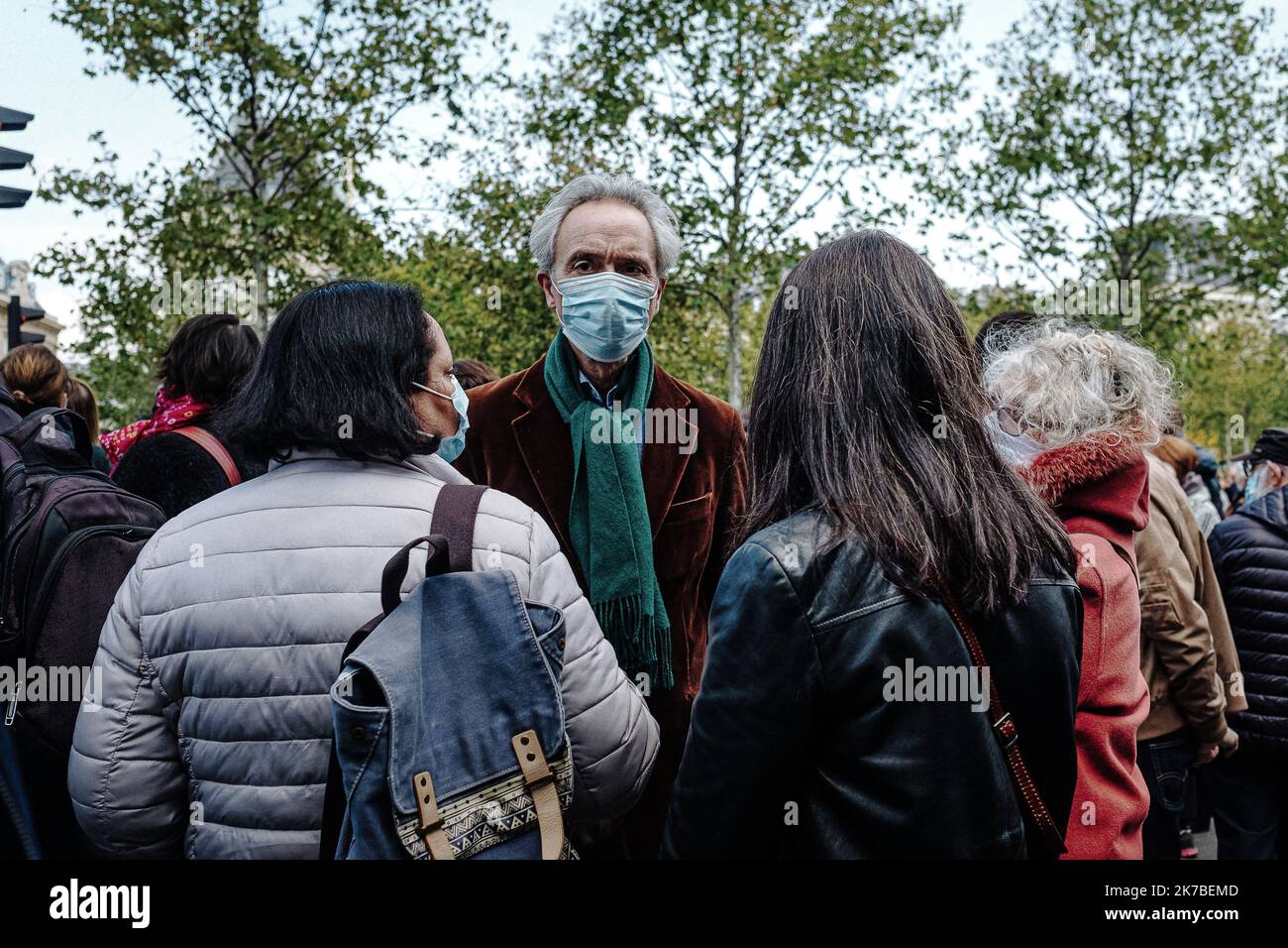 ©Jan Schmidt-Whitley/Le Pictorium/MAXPPP - Jan Schmidt-Whitley/Le Pictorium - 18/10/2020 - Frankreich / Paris / Paris - plusieurs Milliers de personnes se sont rassemblees Place de la Republique dimanche 18 octobre 2020 pour rendre Hommage an Samuel Paty, un energrient d’histoire-Geographie. Samuel Paty, a ete decapite vendredi 16 octobre 2020 a proximitte de son college de Conflans-Sainte-Honorine. Il etait la cible de vives critiques par certains parents d’eleves depuis qu’il avait montre en classe une caricature de Mahomet lors d’un cours sur la liberte d’Expression. / 18/10/2020 - Frankreich / Paris Stockfoto