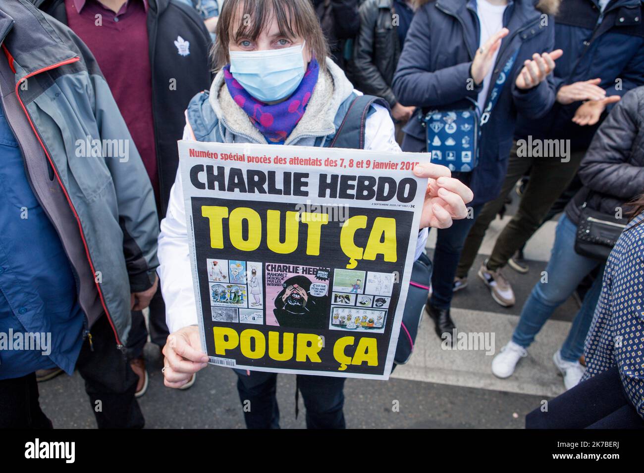 ©Kamila Stepien / Le Pictorium/MAXPPP - Kamila Stepien / Le Pictorium - Frankreich / Paris / Paris - Rassemblement Place de la Republique pour rendre Hommage an Samuel Paty, un ensegrient d'histoire-Geographie. Samuel Paty, a ete decapite vendredi 16 octobre 2020 a proximitte de son college de Conflans-Sainte-Honorine. Il etait la cible de vives critiques par certains parents d'eleves depuis qu'il avait montre en classe une caricature de Mahomet lors d'un cours sur la liberte d'Expression. / Frankreich / Paris / Paris - Treffen am Place de la Republique, um Samuel Paty, einem Geos und einer Geschichte, zu ehren Stockfoto