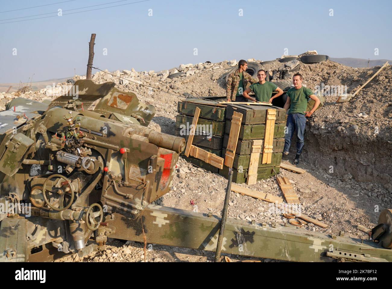 un poste d'artillerie arménien dans la région de Martuni dans le Sud du haut Karabach - ein armenischer Artillerieposten in der Region Martuni im südlichen Berg-Karabach Martuni, dans le sud du Haut Karabach, la ville a été durement touchée par des bombardements avec des armes non conventionnelles à sous munition, la Population a majoritairement fuit la ville. Poste d'artillerie arménien très proche du Front dans la région de Martuni. Martuni, im Süden von Berg-Karabach, war die Stadt stark von Bombardierungen mit unkonventioneller Streumunition betroffen, die Bevölkerung floh größtenteils aus der Cit Stockfoto