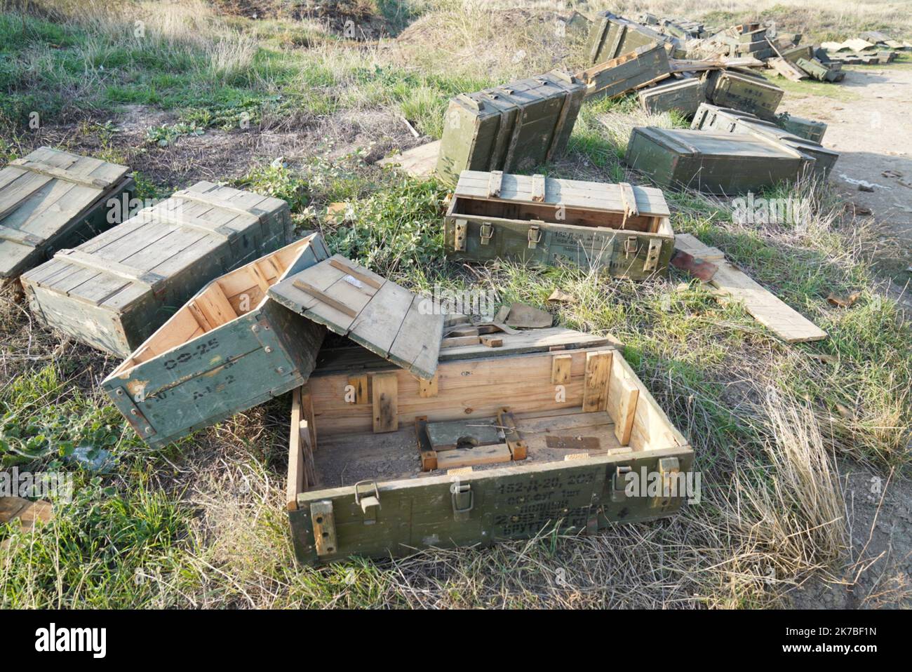 un poste d'artillerie arménien dans la région de Martuni dans le Sud du haut Karabach - ein armenischer Artillerieposten in der Region Martuni im südlichen Berg-Karabach Martuni, dans le sud du Haut Karabach, la ville a été durement touchée par des bombardements avec des armes non conventionnelles à sous munition, la Population a majoritairement fuit la ville. Poste d'artillerie arménien très proche du Front dans la région de Martuni. Martuni, im Süden von Berg-Karabach, war die Stadt stark von Bombardierungen mit unkonventioneller Streumunition betroffen, die Bevölkerung floh größtenteils aus der Cit Stockfoto