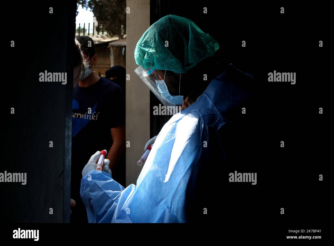 ©fadi al-shami/MAXPPP - 17. Oktober 2020, Syrien, Idlib: Ein Ärzteteam des Frühwarn-, Alarm- und Reaktionsnetzes der Weltgesundheitsorganisation (EWARN) nimmt Proben von Menschen, die Symptome des Coronavirus entwickelt haben. Nordsyrien verzeichnet einen Anstieg der Fälle von COVID-19 19/19/2020 Syrien, Idlib: Ein Team von Ärzten des Early Warning, Alert and Response Network (EWARN) der Weltgesundheitsorganisation nimmt Proben von Menschen ab, die Symptome des Coronavirus entwickelt haben. Nordsyrien verzeichnet einen Anstieg der COVID-19-Fälle Stockfoto