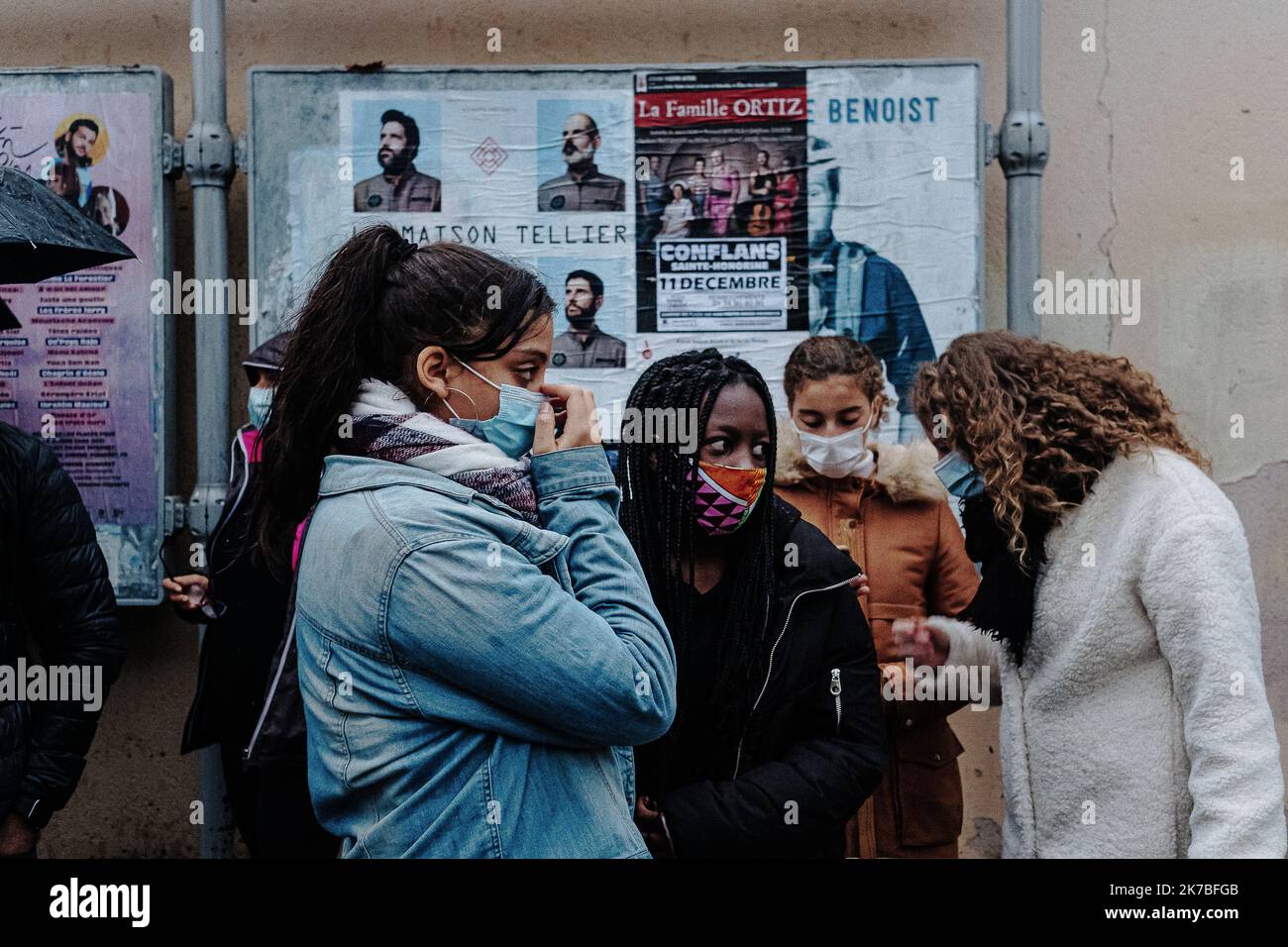 ©Jan Schmidt-Whitley/Le Pictorium/MAXPPP - Jan Schmidt-Whitley/Le Pictorium - 20/10/2020 - Frankreich / Yvelines / Conflans-Saint-Honorine - des Milliers de personnes se sont rassemblees mardi soir a Conflans-Saint-Honorine pour une marche Blanche en Hommage a Samuel Paty. La foule s'est massee vers 18h30 devant le college Le Bois-d'Aulne, ou le professeur de 47 ans enseignait. Quelque 6 000 personnes etaient presentes, selon of estimations de gendarmes sur place. / 20/10/2020 - Frankreich / Yvelines (französisches Departement) / Conflans-Saint-Honorine - Tausende von Menschen versammelten sich am Dienstagabend in Confl Stockfoto