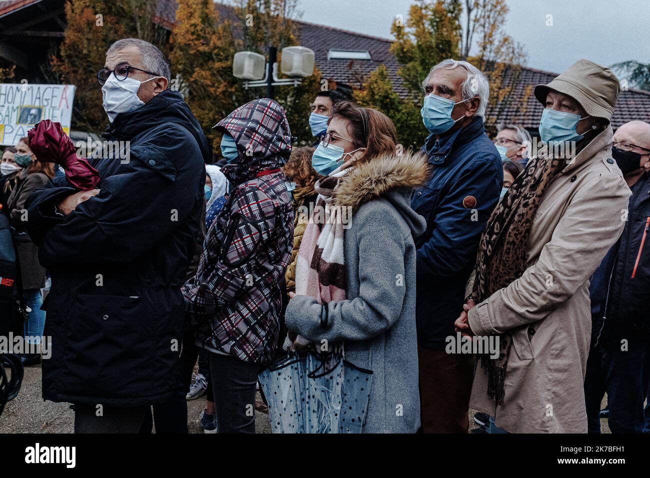 ©Jan Schmidt-Whitley/Le Pictorium/MAXPPP - Jan Schmidt-Whitley/Le Pictorium - 20/10/2020 - Frankreich / Yvelines / Conflans-Saint-Honorine - des Milliers de personnes se sont rassemblees mardi soir a Conflans-Saint-Honorine pour une marche Blanche en Hommage a Samuel Paty. La foule s'est massee vers 18h30 devant le college Le Bois-d'Aulne, ou le professeur de 47 ans enseignait. Quelque 6 000 personnes etaient presentes, selon of estimations de gendarmes sur place. / 20/10/2020 - Frankreich / Yvelines (französisches Departement) / Conflans-Saint-Honorine - Tausende von Menschen versammelten sich am Dienstagabend in Confl Stockfoto