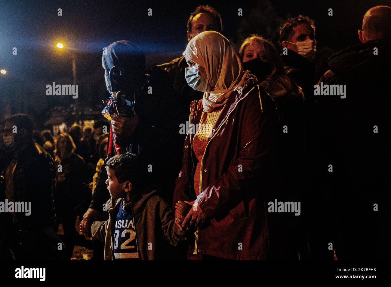 ©Jan Schmidt-Whitley/Le Pictorium/MAXPPP - Jan Schmidt-Whitley/Le Pictorium - 20/10/2020 - Frankreich / Yvelines / Conflans-Saint-Honorine - des Milliers de personnes se sont rassemblees mardi soir a Conflans-Saint-Honorine pour une marche Blanche en Hommage a Samuel Paty. La foule s'est massee vers 18h30 devant le college Le Bois-d'Aulne, ou le professeur de 47 ans enseignait. Quelque 6 000 personnes etaient presentes, selon of estimations de gendarmes sur place. / 20/10/2020 - Frankreich / Yvelines (französisches Departement) / Conflans-Saint-Honorine - Tausende von Menschen versammelten sich am Dienstagabend in Confl Stockfoto