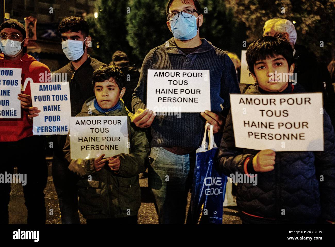 ©Jan Schmidt-Whitley/Le Pictorium/MAXPPP - Jan Schmidt-Whitley/Le Pictorium - 20/10/2020 - Frankreich / Yvelines / Conflans-Saint-Honorine - des Milliers de personnes se sont rassemblees mardi soir a Conflans-Saint-Honorine pour une marche Blanche en Hommage a Samuel Paty. La foule s'est massee vers 18h30 devant le college Le Bois-d'Aulne, ou le professeur de 47 ans enseignait. Quelque 6 000 personnes etaient presentes, selon of estimations de gendarmes sur place. / 20/10/2020 - Frankreich / Yvelines (französisches Departement) / Conflans-Saint-Honorine - Tausende von Menschen versammelten sich am Dienstagabend in Confl Stockfoto