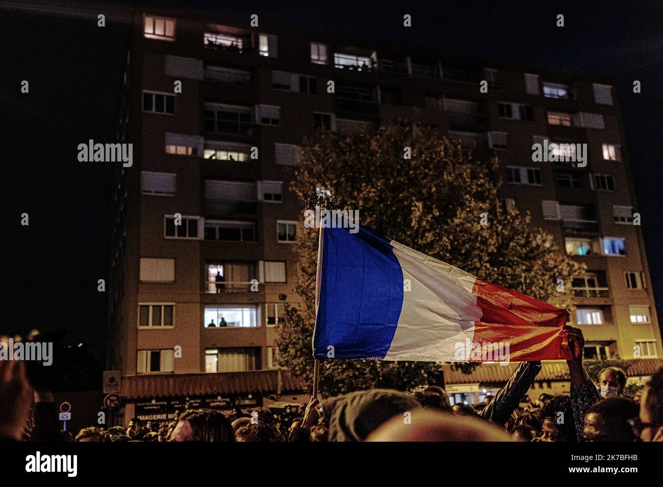 ©Jan Schmidt-Whitley/Le Pictorium/MAXPPP - Jan Schmidt-Whitley/Le Pictorium - 20/10/2020 - Frankreich / Yvelines / Conflans-Saint-Honorine - des Milliers de personnes se sont rassemblees mardi soir a Conflans-Saint-Honorine pour une marche Blanche en Hommage a Samuel Paty. La foule s'est massee vers 18h30 devant le college Le Bois-d'Aulne, ou le professeur de 47 ans enseignait. Quelque 6 000 personnes etaient presentes, selon of estimations de gendarmes sur place. / 20/10/2020 - Frankreich / Yvelines (französisches Departement) / Conflans-Saint-Honorine - Tausende von Menschen versammelten sich am Dienstagabend in Confl Stockfoto